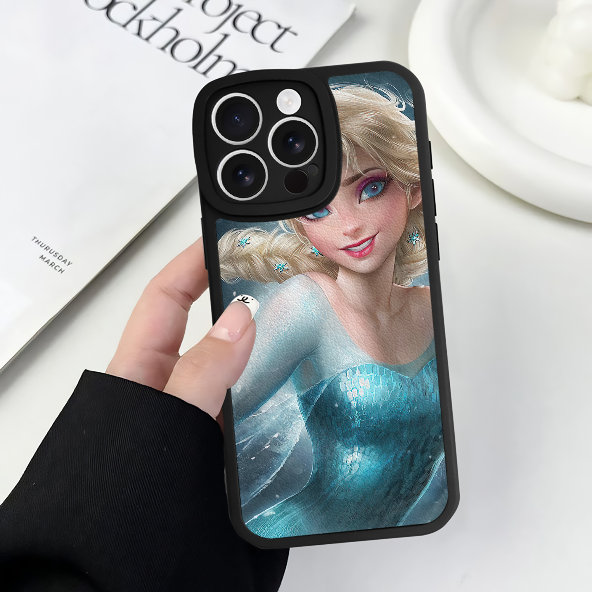 （画像用） アナと雪の女王 アンナ エルサ Frozen Anna Elsa 【iPhone 16シリーズ対応】シリコンスマホケース（レザー調） 材質：シリコン